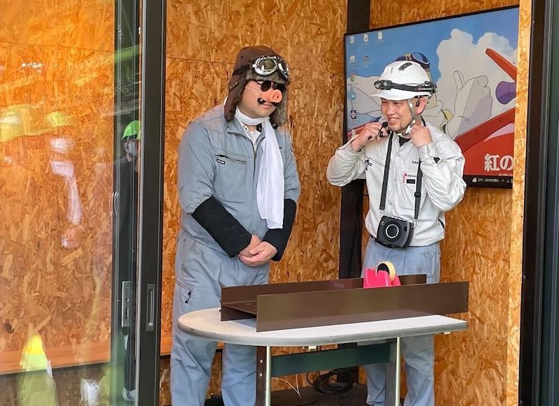 マスコットのポルコが傷をチェックしている様子