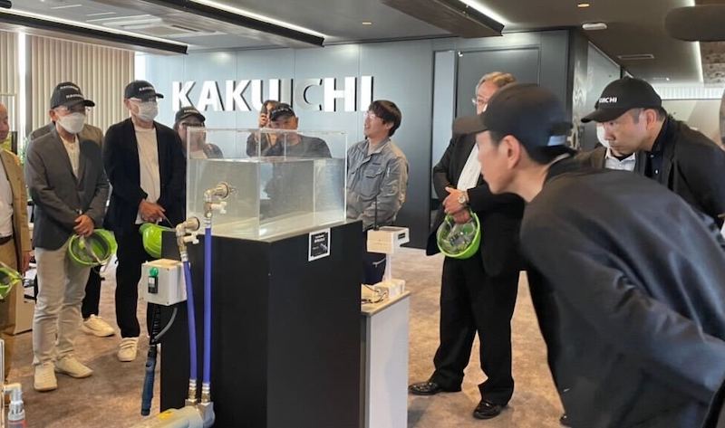 カクイチの太陽光循環型エネルギーの説明の様子