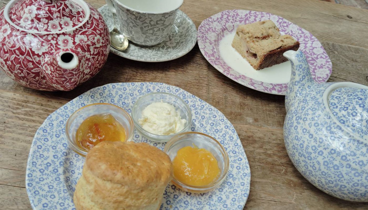 カクイチA-SITE志津店からすぐ。イギリス気分の午後を