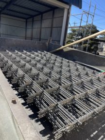 倉庫の土間コンクリート工事とは？ワイヤーメッシュの役割と重要性｜小田原・西湘でカクイチガレージを建てるなら👀‼️