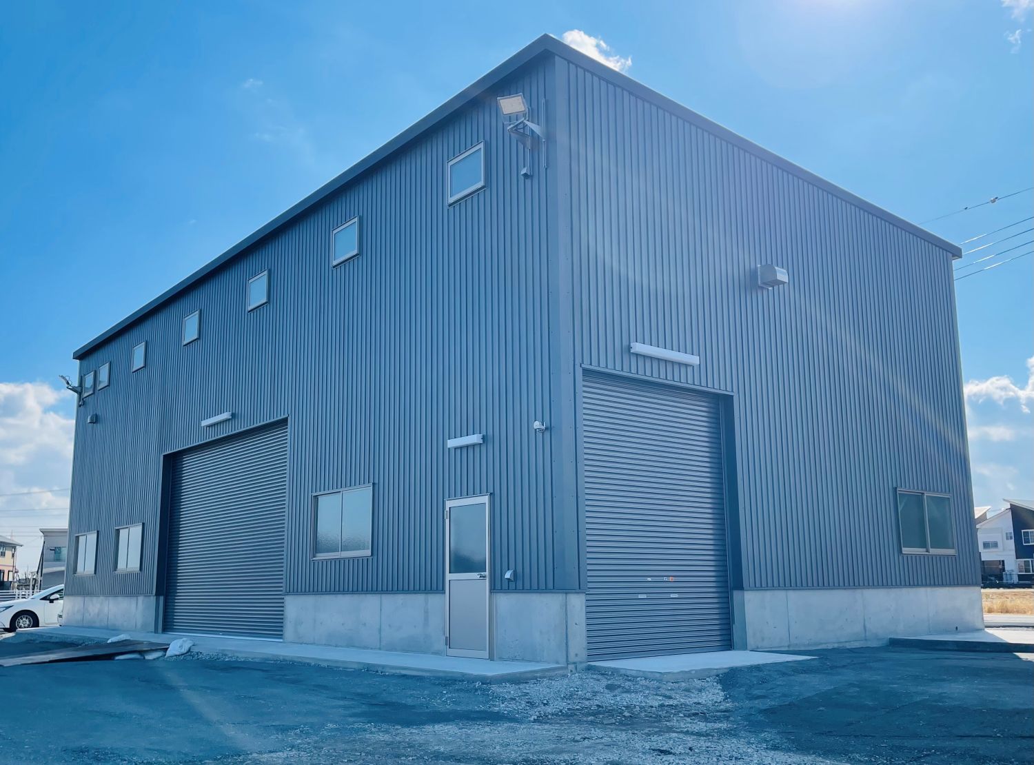 大型の穀物乾燥機が余裕で入る鉄骨倉庫の広々空間