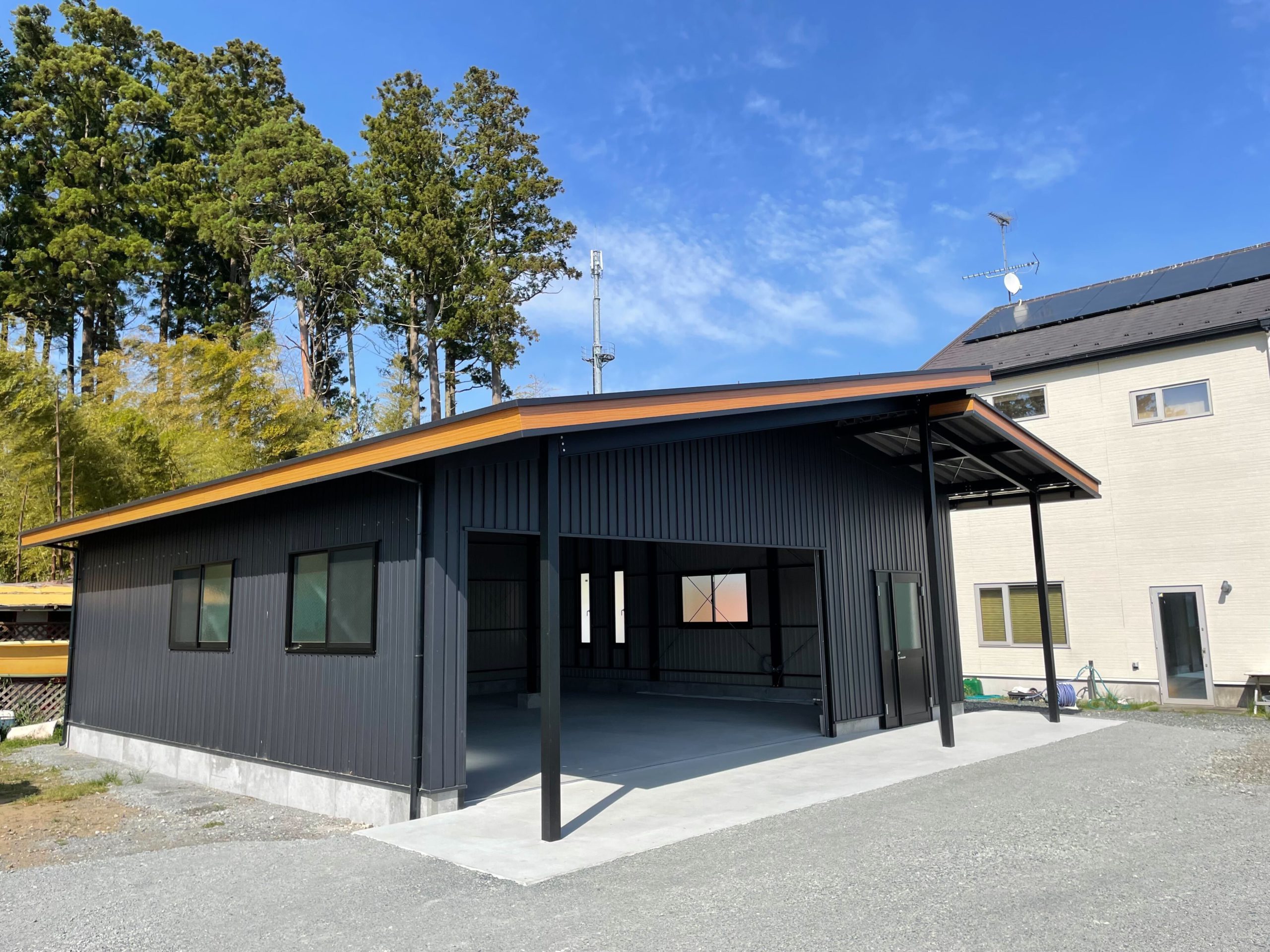 バイクやキャンプ道具をディスプレイした秘密基地風のおしゃれなガレージ内部
