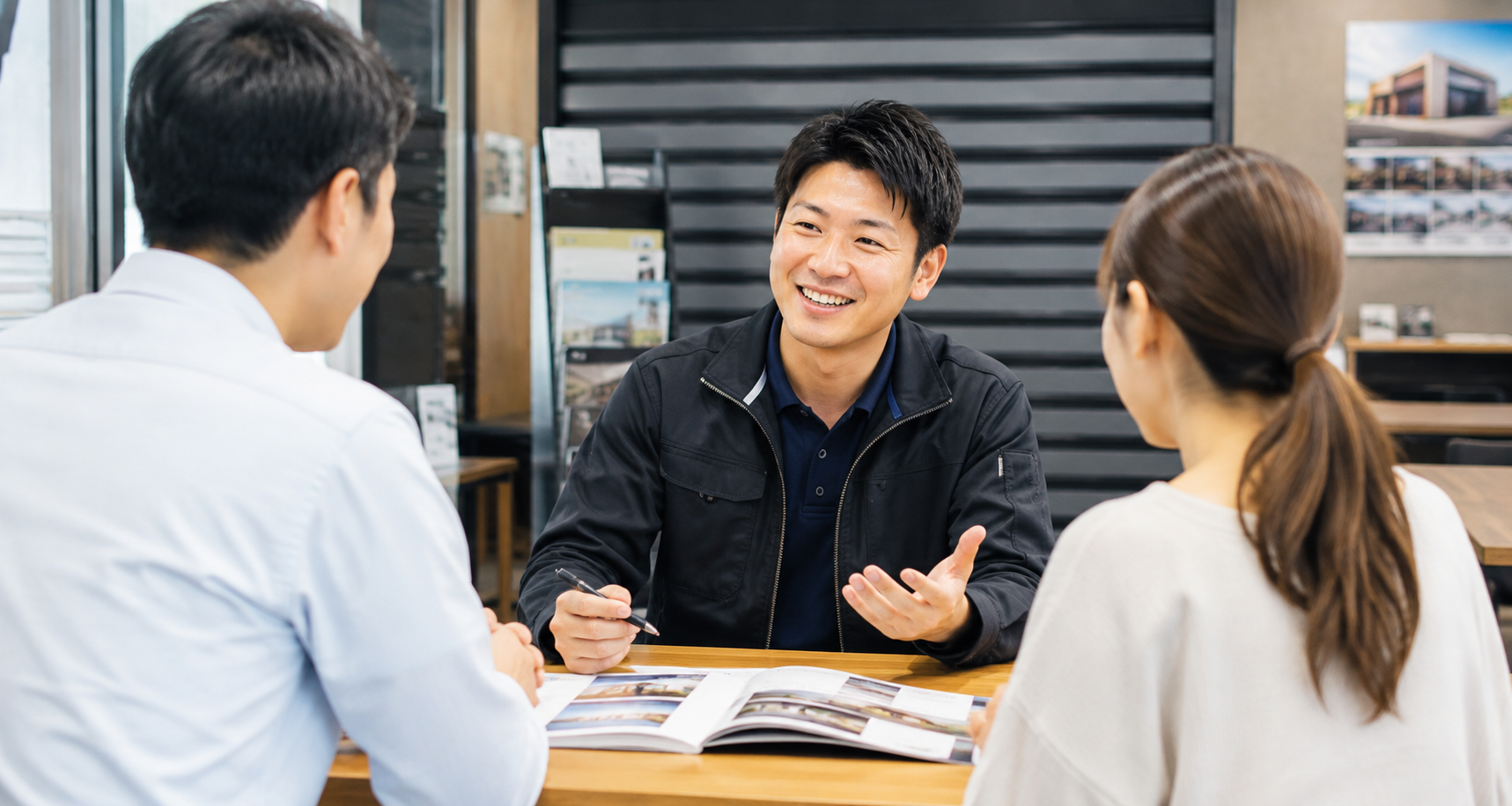 カクイチA-SITE天童の店舗スタッフがお客様の質問5選に対して親身に回答している安心の打ち合わせ風景