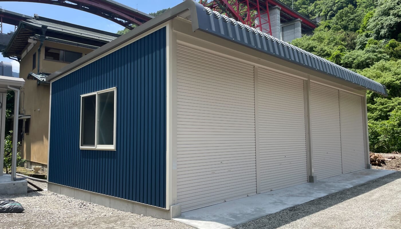 【施工事例】橋の麓に建つ大型倉庫｜企業様の事業を支える収納・作業スペースを実現‼️
