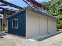 【施工事例】橋の麓に建つ大型倉庫｜企業様の事業を支える収納・作業スペースを実現‼️