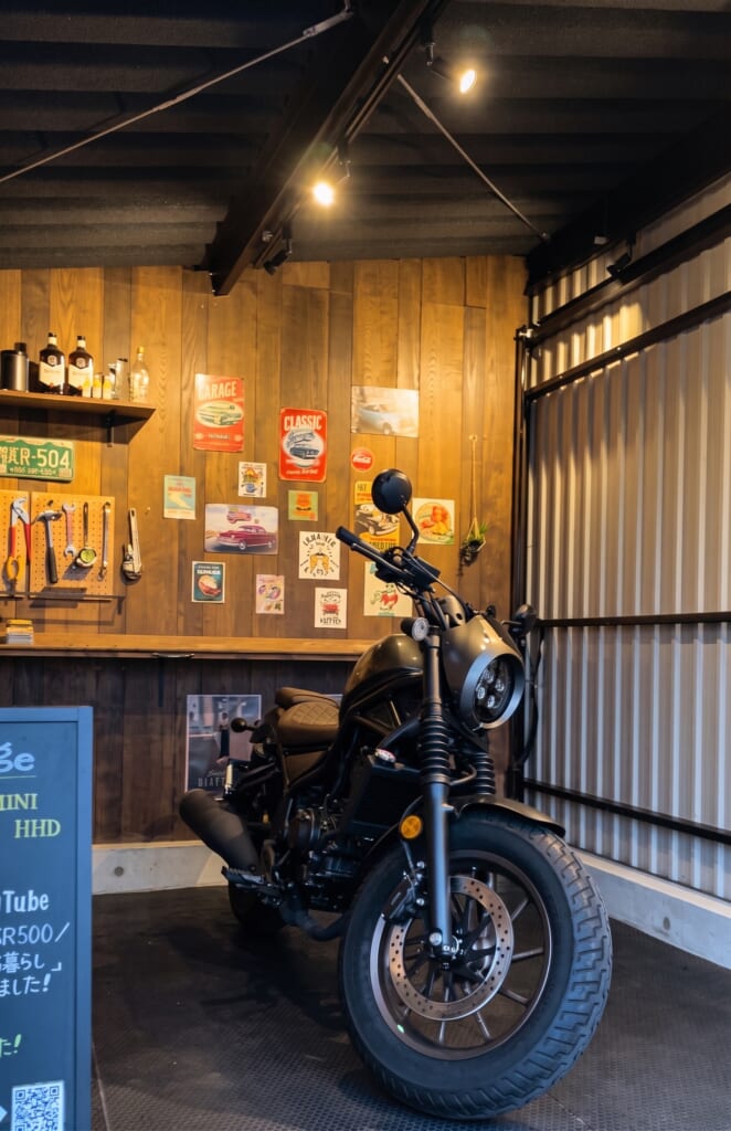 バイクガレージに停めたバイク
